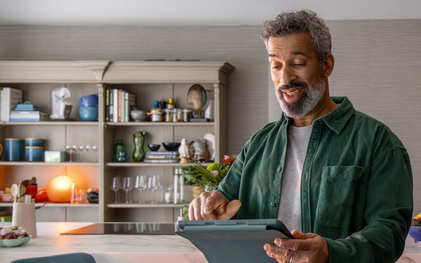 Vader kijkt op de tablet voor een goede energiedeal.