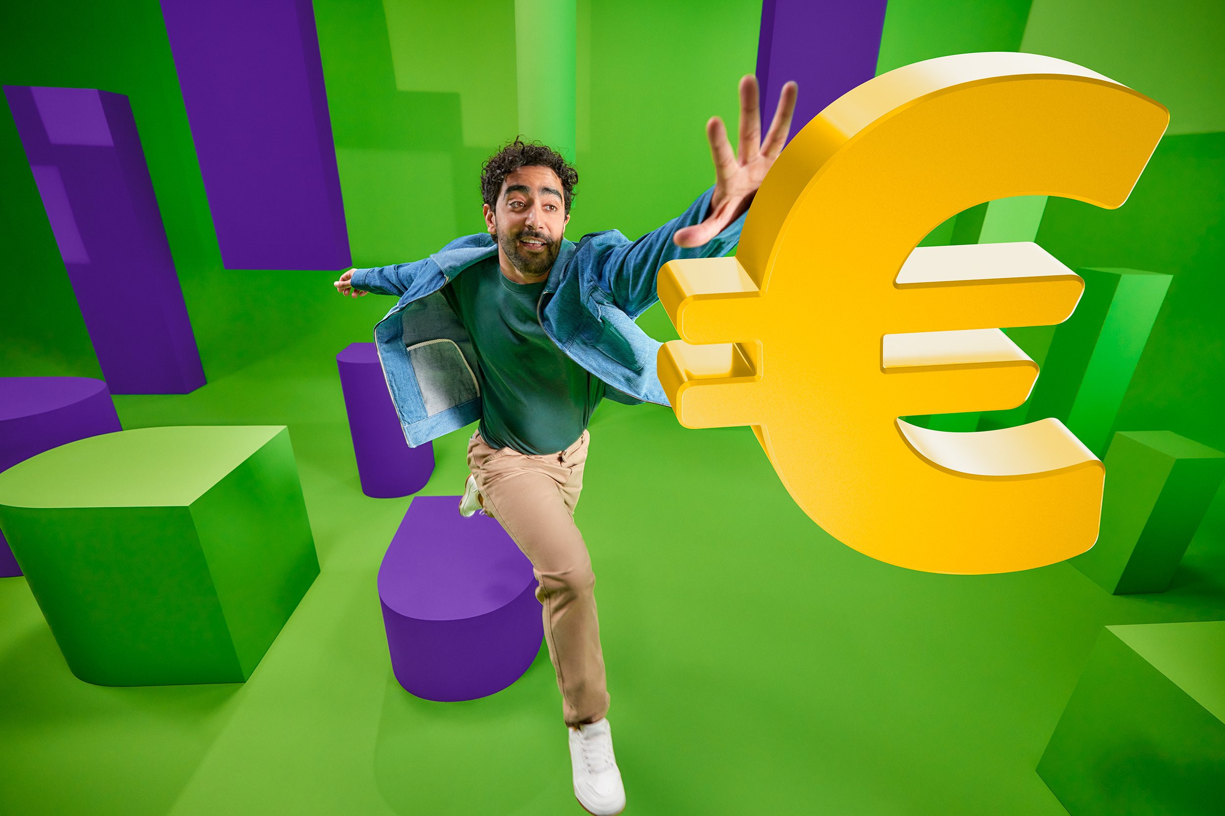 man grijpt naar euro energiecontract