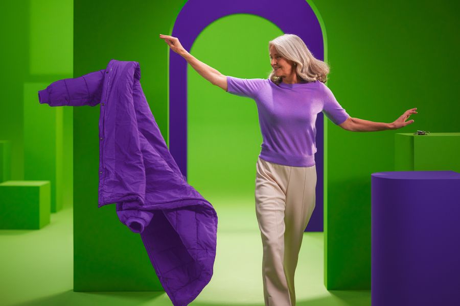 Mevrouw gooit jas door isolatie