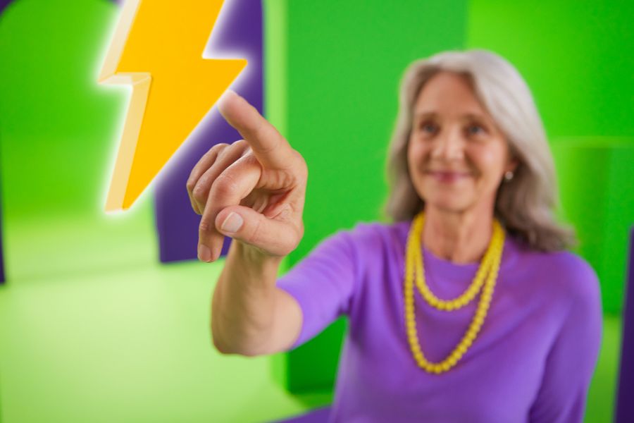 Vrouw wijst naar een icoon van een bliksemschicht.