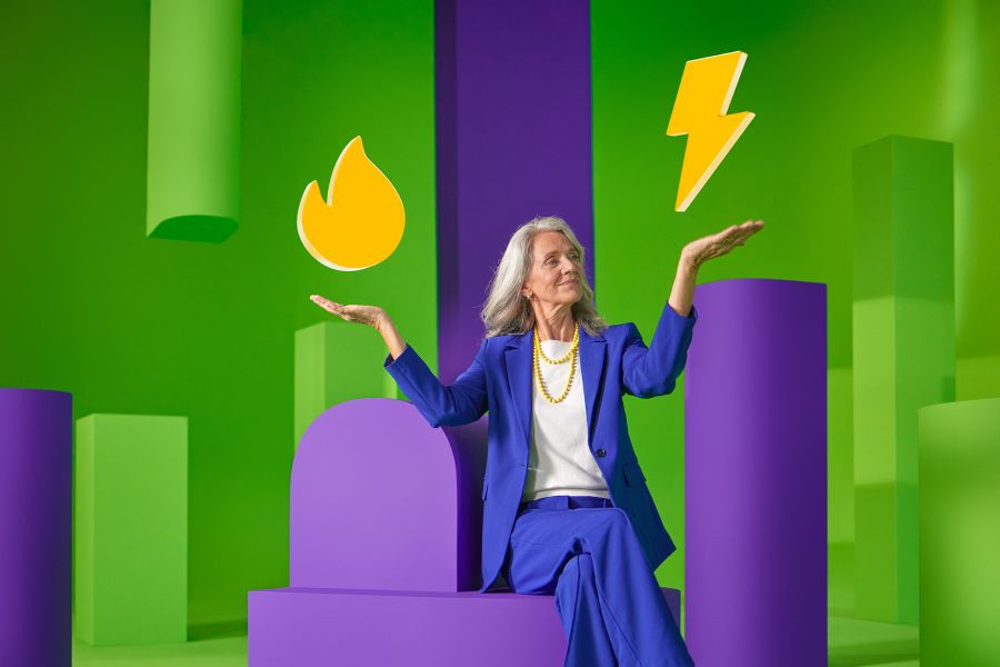 Vrouw in wit en blauw pak tegen groene achtergrond