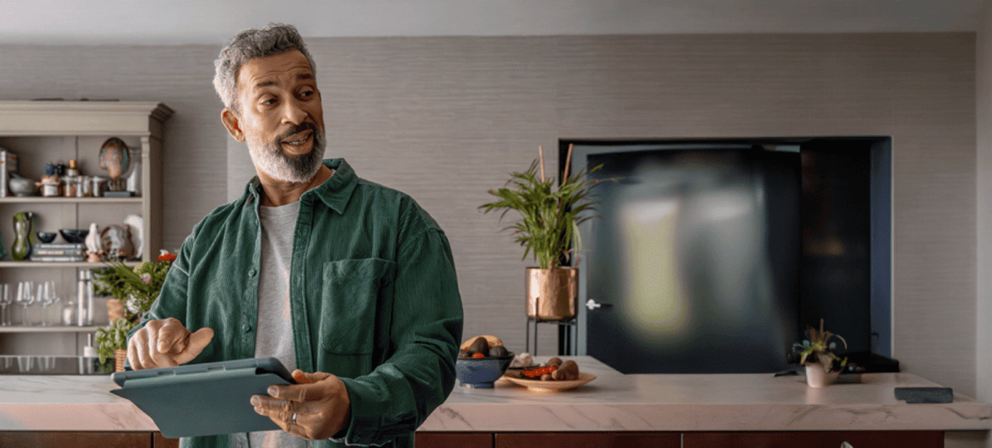 Man kijkt op van zijn tablet