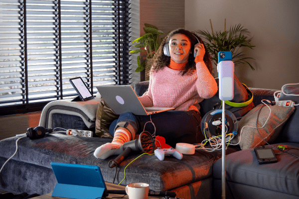 Vrouw bekijkt haar energiekosten op haar laptop