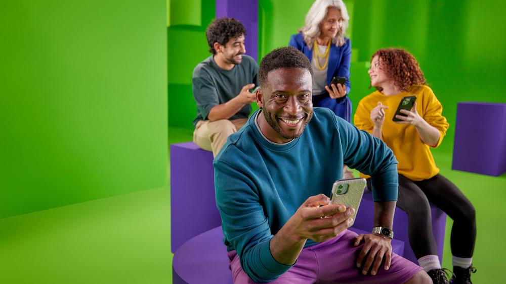 account-aanmaken-bij-energiedirect-4-mensen-met-telefoon