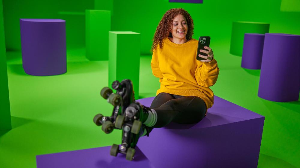 betaalmogelijkheden-energiedirect-vrouw-met-telefoon-en-rolschaatsen