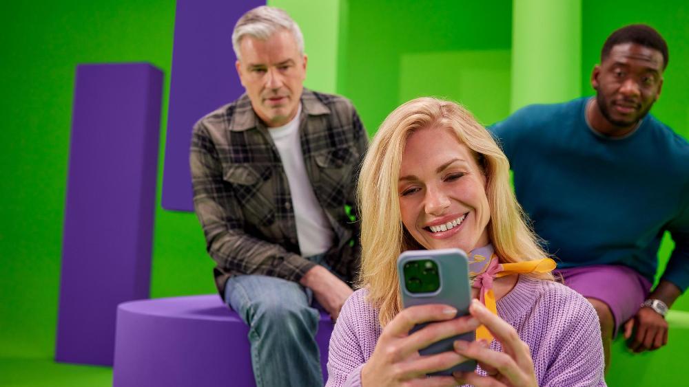 eerste-energiecontract-energiedirect-2-mannen-1-vrouw-met-telefoon