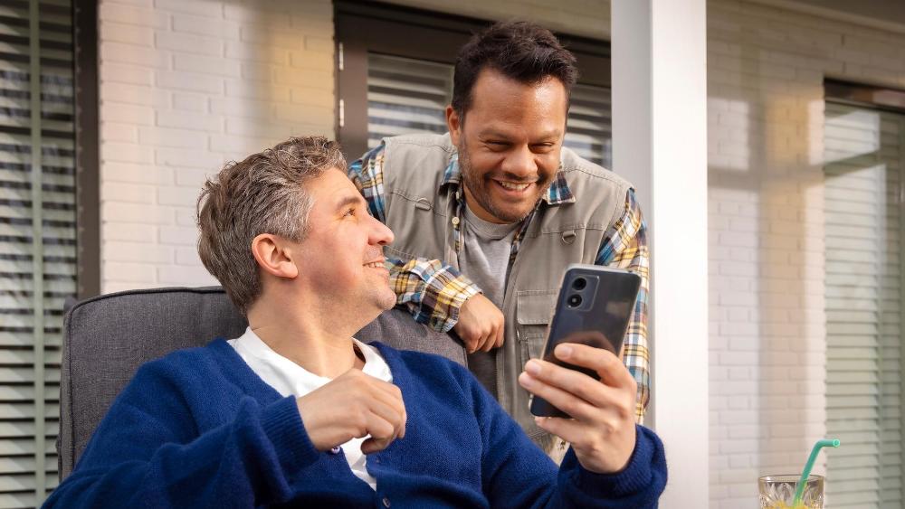 Energiedirect-Goedzitters-2-mannen-bekijken-telefoon-mijn-energiecontract