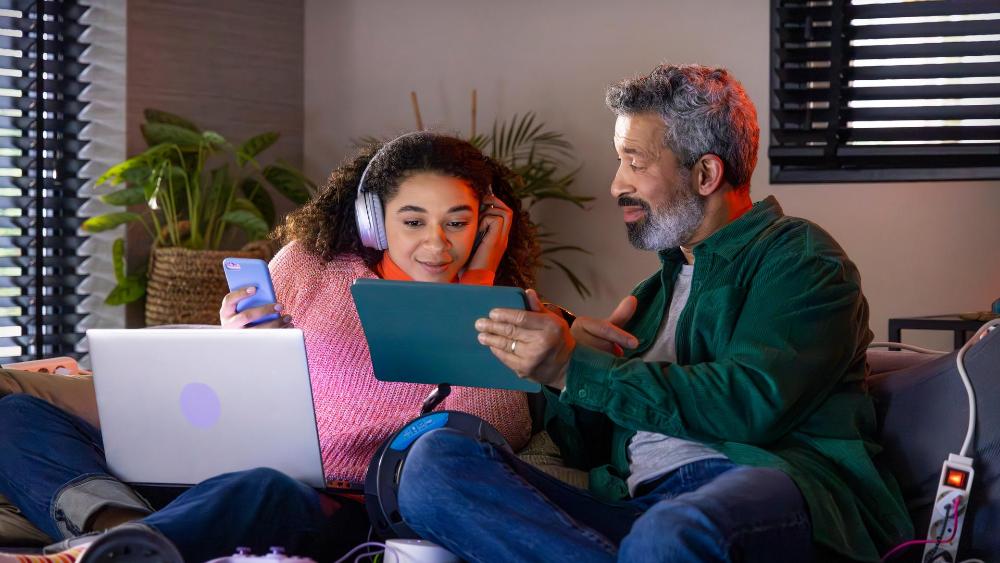 Energieslurper-bekijken-op-computer-man-en-vrouw-jaarrekening-eindrekening