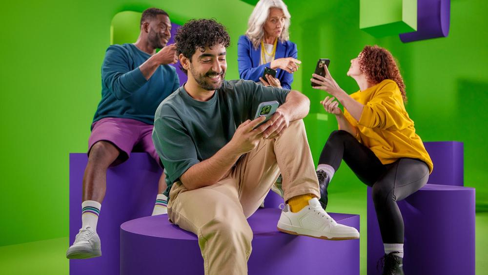 energietarieven-uitgelegd-4-mensen-die-elkaar-een-telefoon-laten-zien