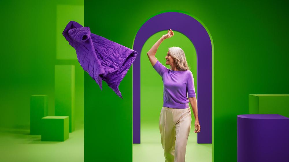 spouwmuurisolatie-huis-vrouw-gooit-jas