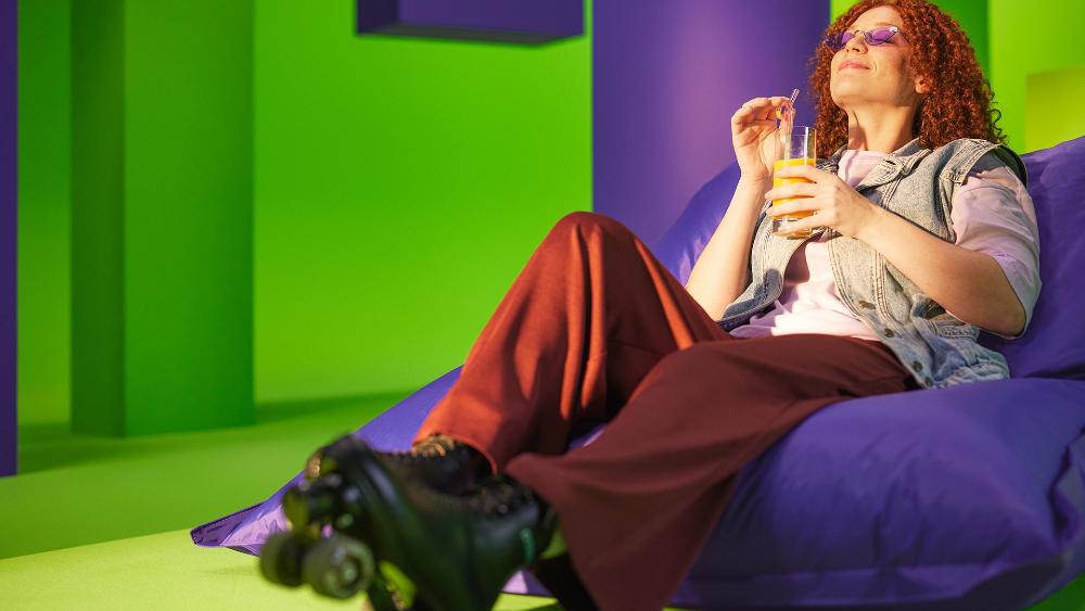 terugleveren-en-salderen-vrouw-die-geniet-van-de-zon-met-glas-sinaasappelsap