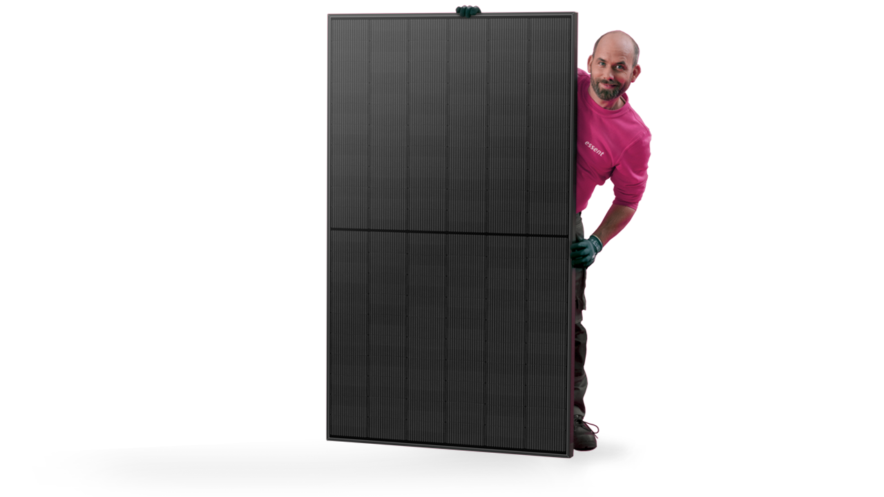 Dame zit op een zitzak met een drankje in de zon.